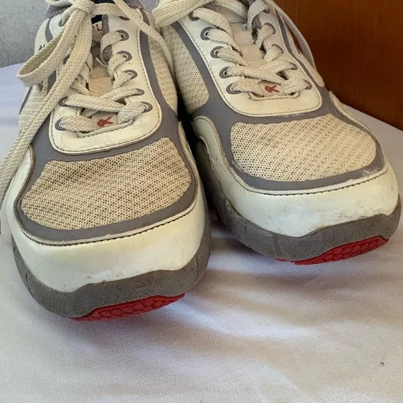 KURU Carrera Sneakers in Cream and Gray with Red Accents - Picture 4 of 14